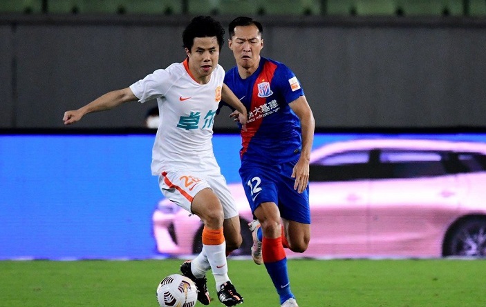 孙颖莎和伊藤美诚台下互动,孙颖莎对伊藤美诚撒娇