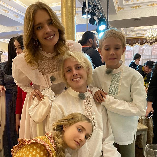 LV太子妃素颜怼脸照太嫩！生5个都这么少女，儿子女儿都是高颜值