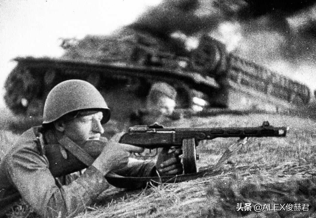火力凶猛的冲锋枪：为何现代*队军**步兵班不再用，因为“天生”弱点