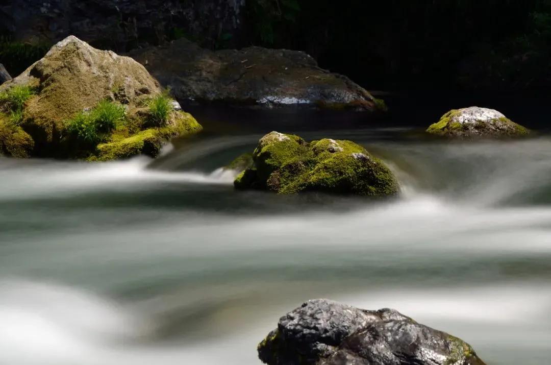 苹果手机怎么拍丝状流水,如何拍出水流丝滑的视频呢