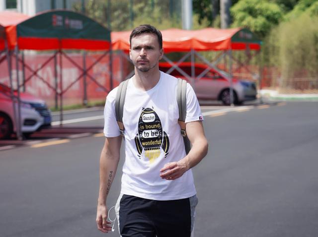 郜林深足薪水,郜林加盟深足工资是多少