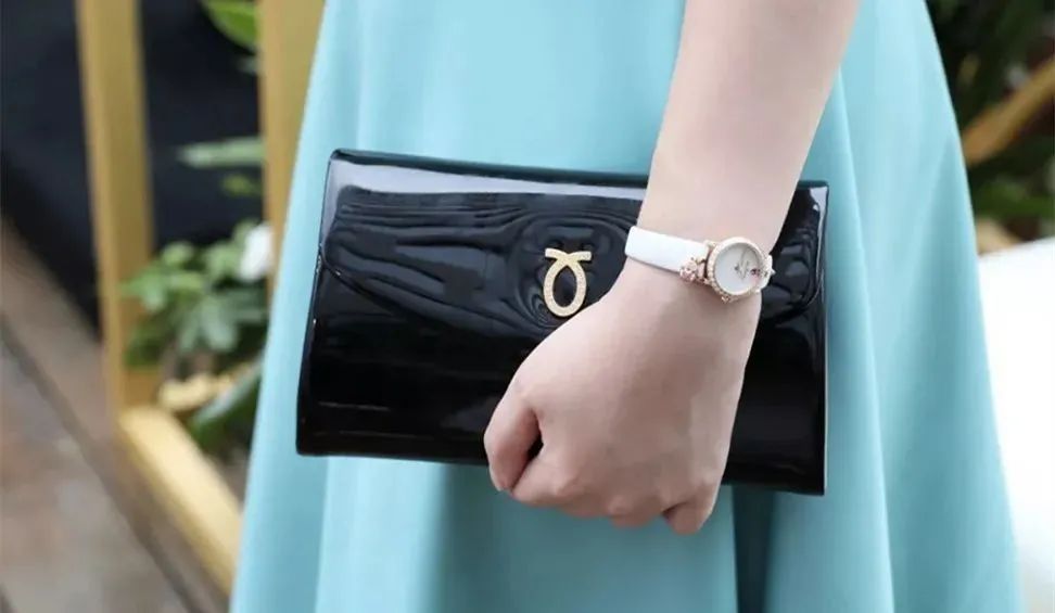 英国女王拿过的包包,英国伊丽莎白女王二世包包