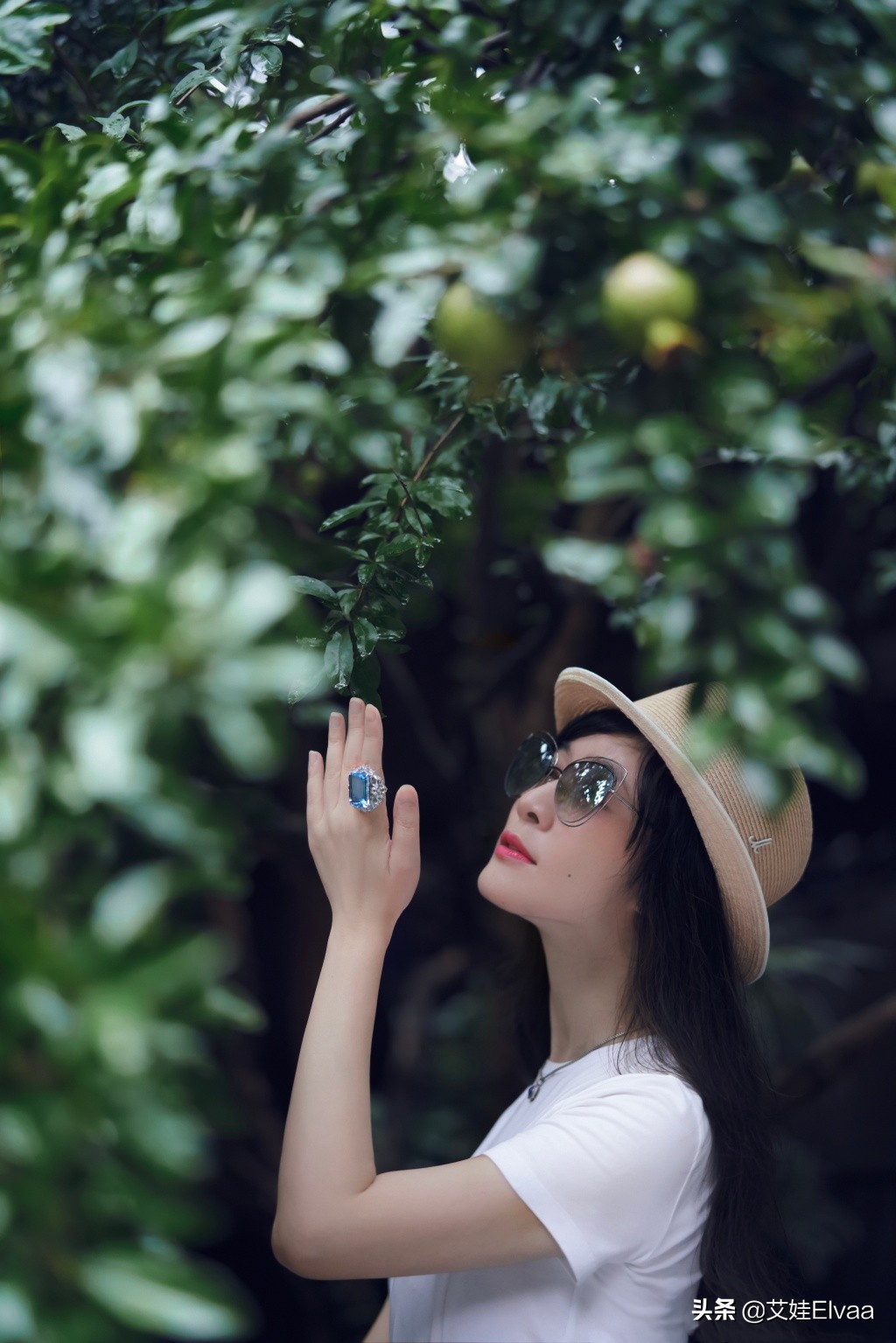 田海蓉穿金色晚礼服出席活动 (45岁田海蓉闪耀华鼎红毯)