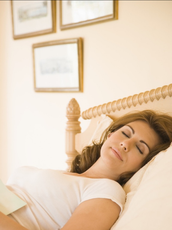 女人睡觉时，要扎发还是散发？我做错多年，难怪掉发快，发际线高