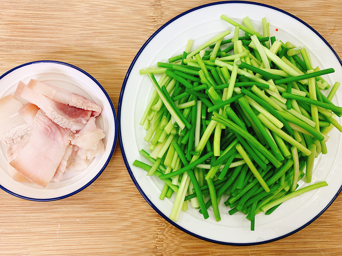 炒蒜苔别加酱油,蒜苔炒肉家常做法蒜苔用焯水吗