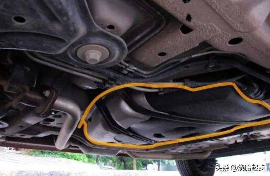 趁着油价便宜,一次加200块钱油?修车师傅:开车连点常识都不懂