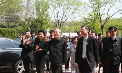 2001年，*镕基朱**告别清华演讲：做事不要落身后骂名