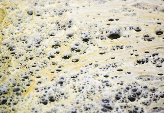 污水处理池起泡沫什么原因,污水处理曝气池褐色泡沫