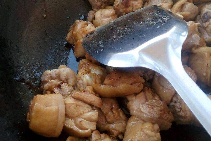 炒糖色不红,怎样炒糖色兑水时不爆锅