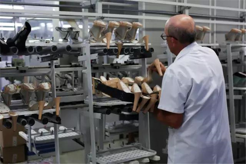 你可以不爱穿高跟鞋,但镶了陨石碎片的它,能不能收获你的芳心