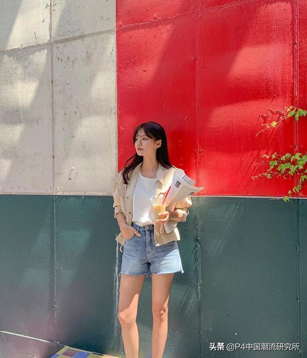 牛仔短裤怎么穿才好看,牛仔短裤就要穿这样的舒适又显瘦