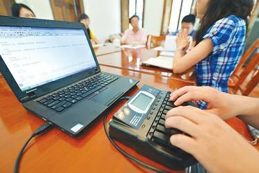 追赶声音的“无影手”，每分钟记录300-400字，速度与发言人同步