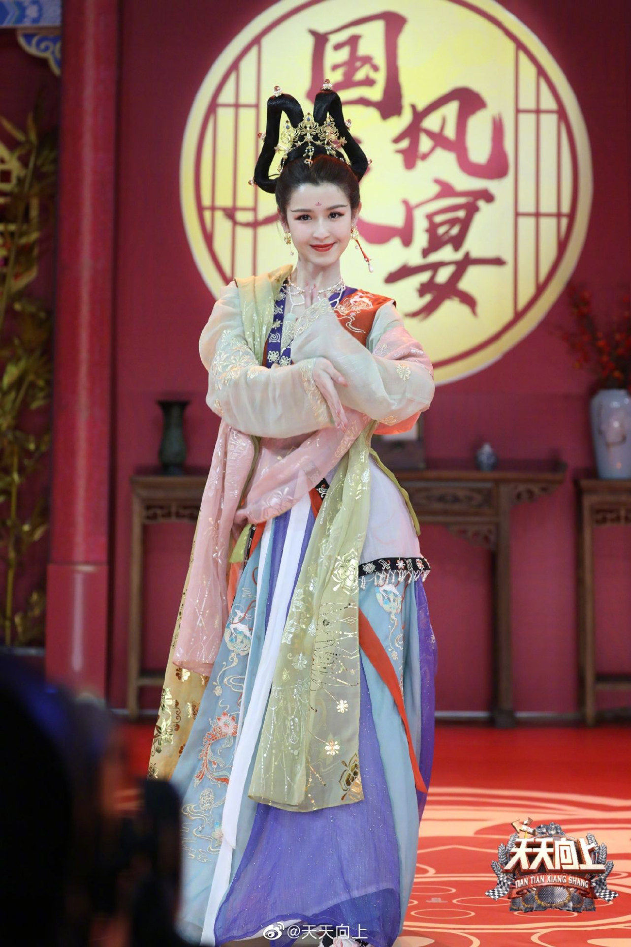 哈尼克孜是“敦煌仙子”吧!汉服扮相太惊艳,一颦一笑让人陶醉