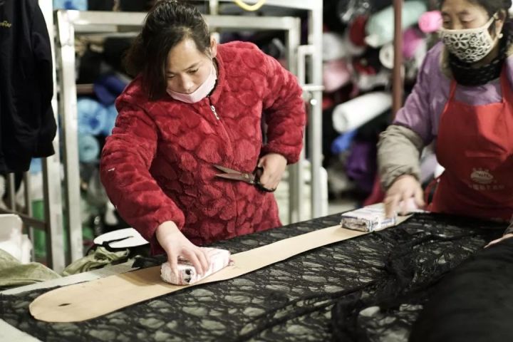 90后小伙改行做内衣,90后小伙自制内衣