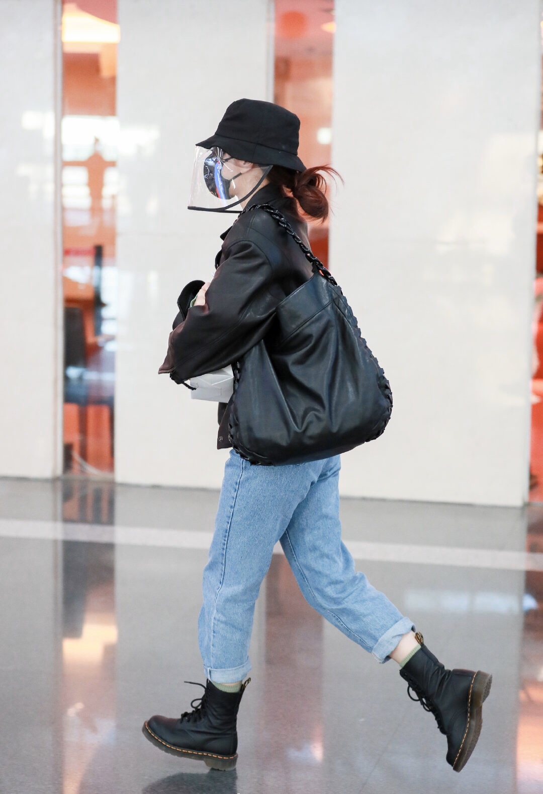 吴昕穿搭黑色帽,吴昕穿潮装现身机场