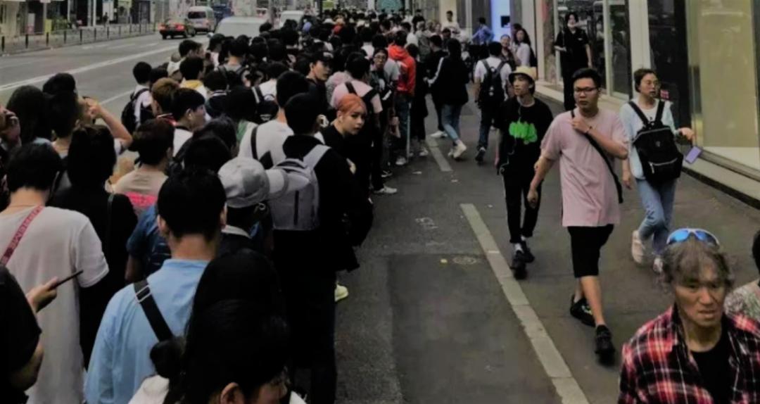 年入90亿,凌晨排队抢不到!史上最丑鞋王,为何突然爆火?