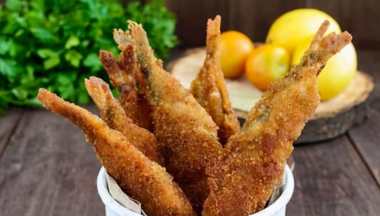 炸小鱼时，用什么挂糊很重要，学会这个方法，出锅外酥里嫩，真香