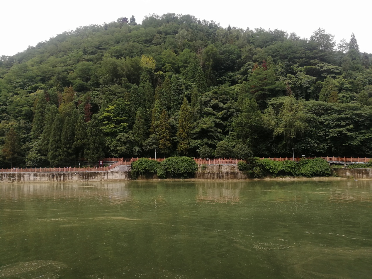 我在花海毕节等着你之三省红都,瀑布下的都市