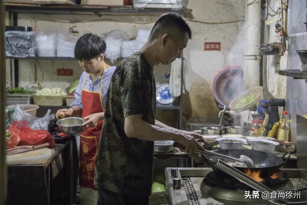 很多人从这家夫妻馆子认识徐州菜，芝麻鸡、沸腾鱼爆辣爆好吃