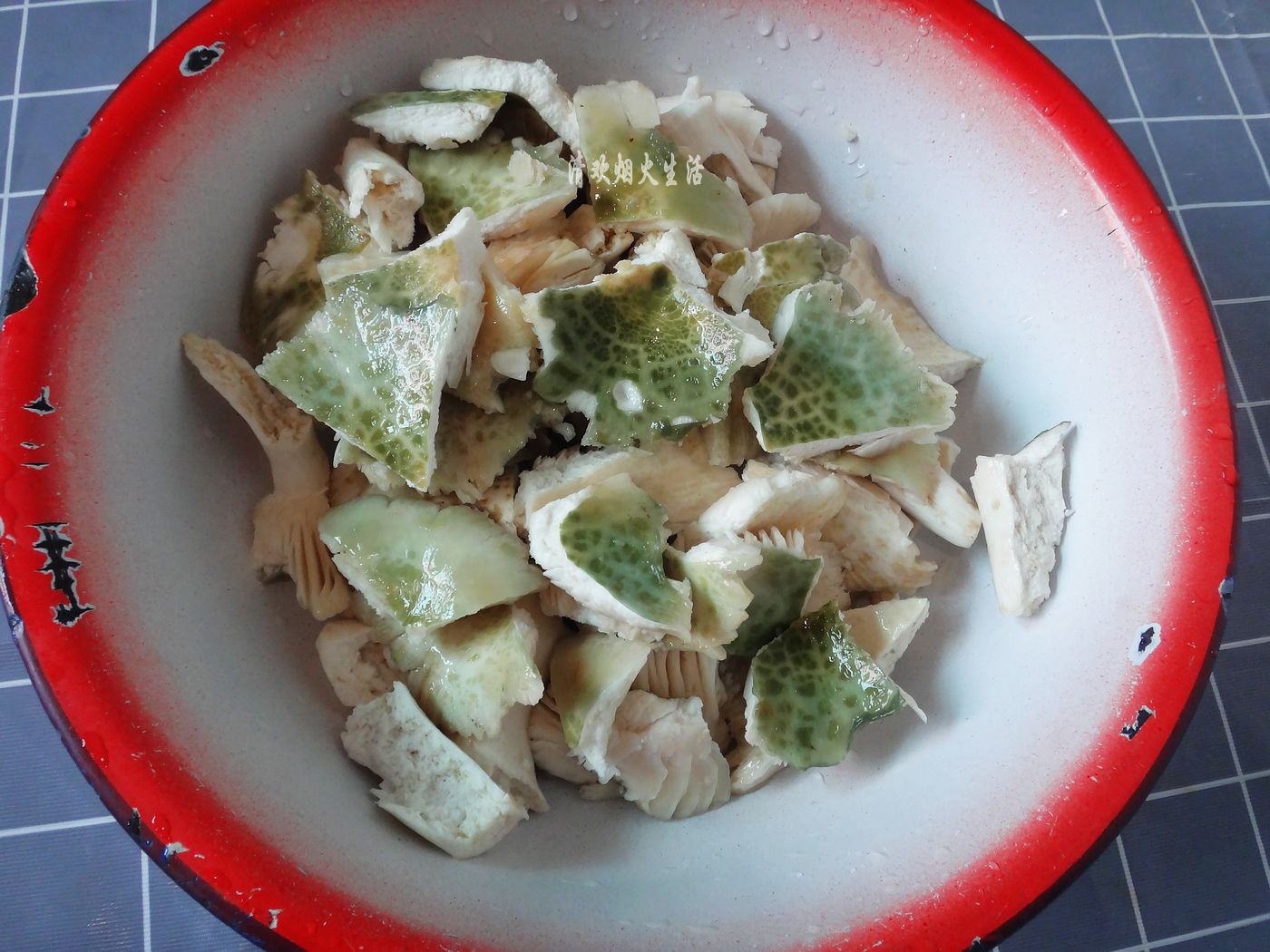 野生菌直接放水里清洗是错误的,教你两招,轻松吃干净美味的菌子