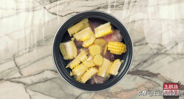 猪大骨和猪肚炖汤,猪大骨家常简单的炖汤过程