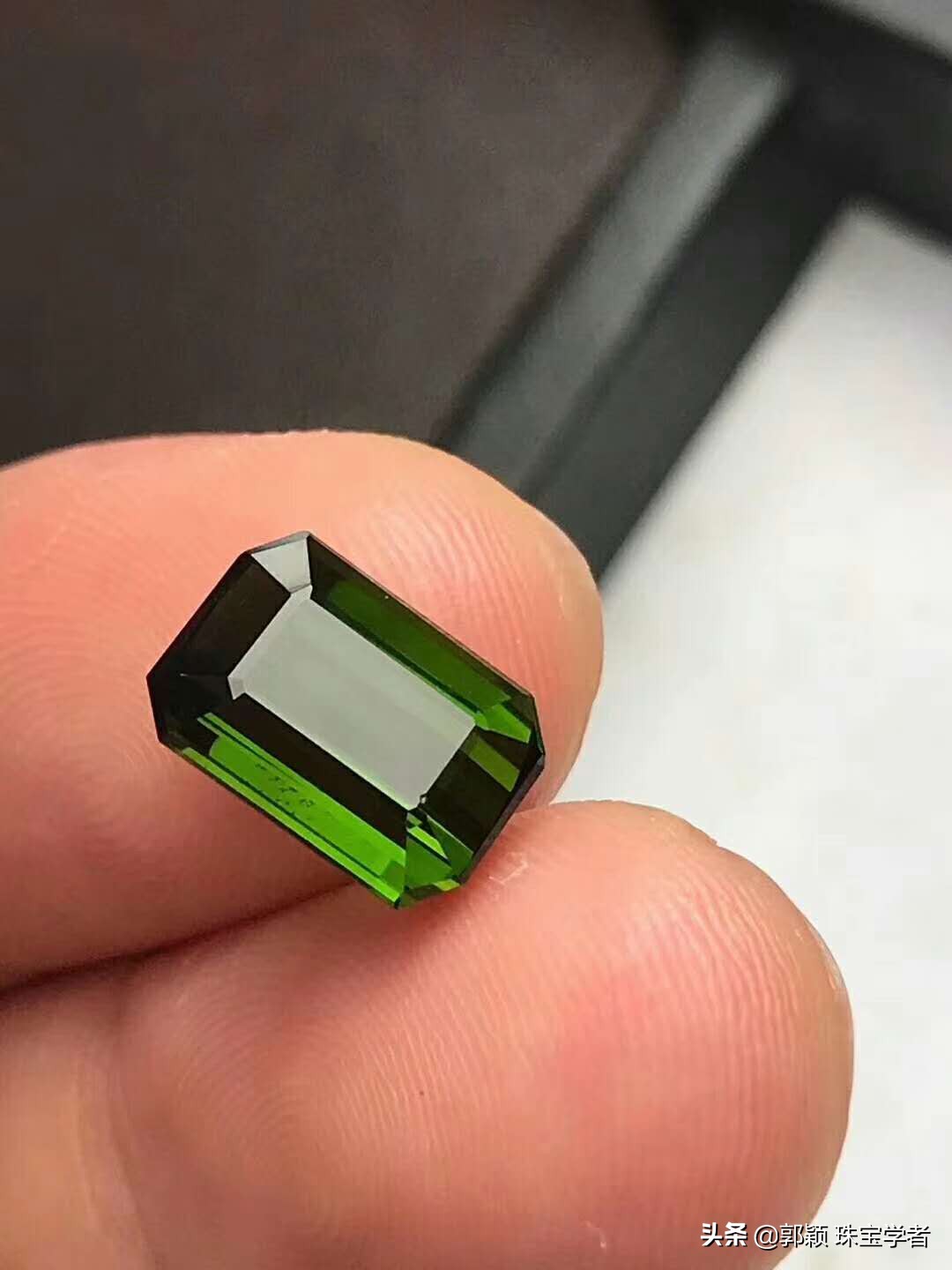 一对镶嵌银耳钉大约多少钱,碧玺镶嵌耳钉图片