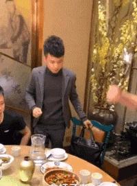 搞笑gif段子兄弟你把我吓到了,搞笑gif段子实在是猝不及防啊