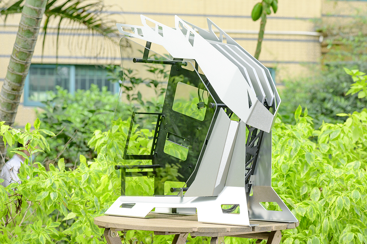 颜值与个性共舞，大水牛铁血战士异形机箱，越夜越有机