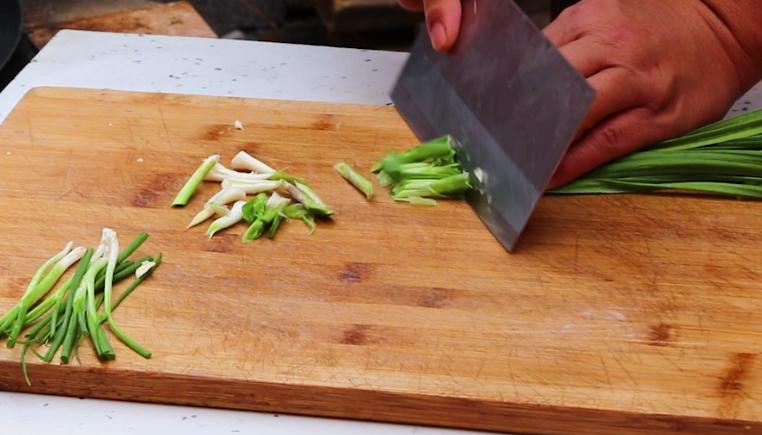 猪头肉这样吃才叫爽，农村大锅一炖，大块吃肉，口感丰富有食欲