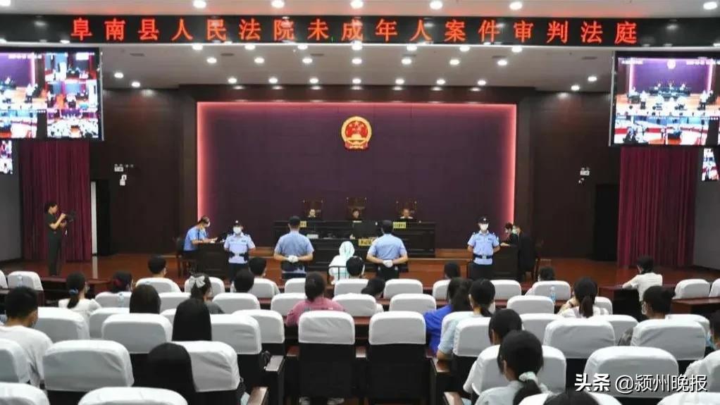 00后大学生刚进校门就找到发财之道，一审获刑4年零10个月，80名准大学生旁听，你觉得他亏吗？