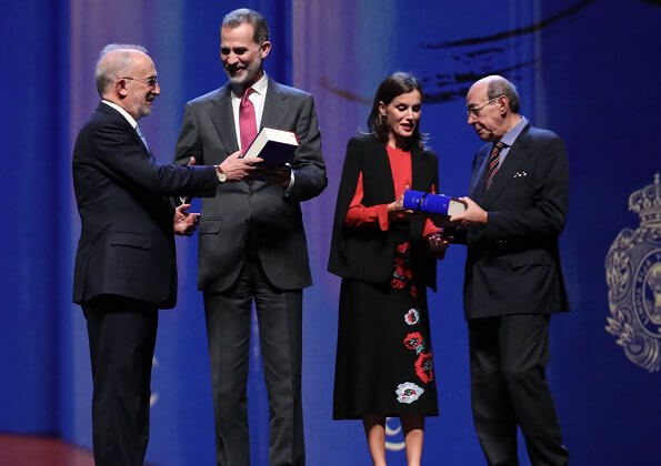 西班牙王后风格斗篷,西班牙王后穿衣经典款