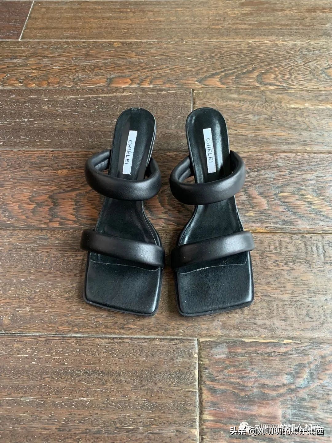 一身黑怎么穿才好看,轻社交场合穿搭