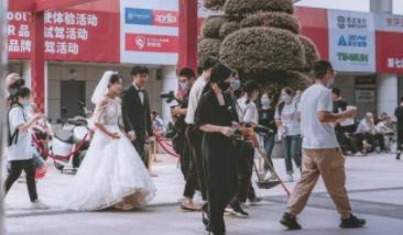 车展与婚纱的完美邂逅，抛开炸街事件，这届车展让我仅有的感动