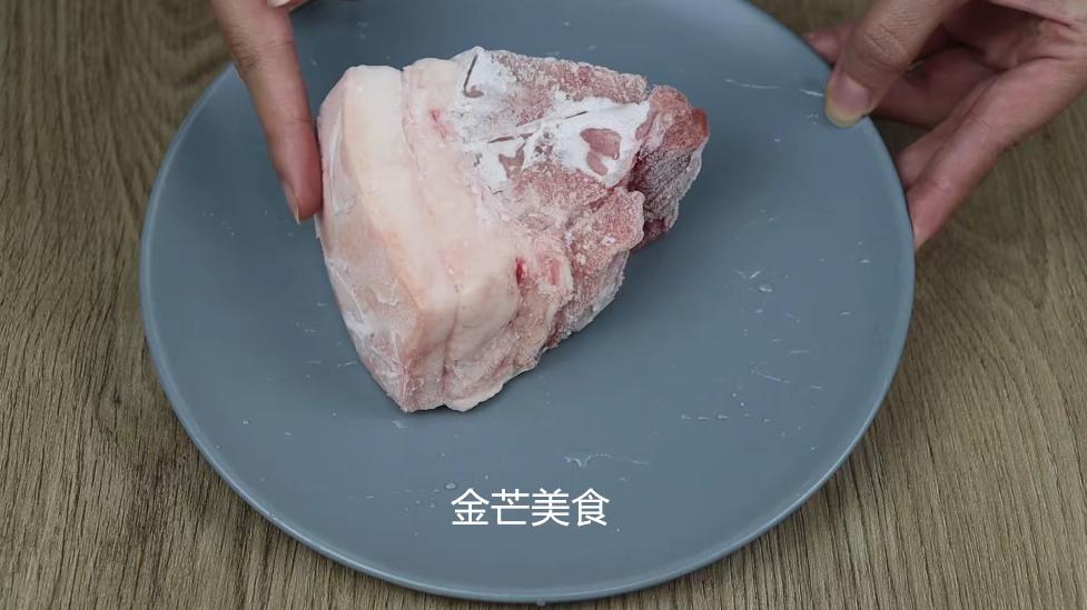冷冻肉怎么解冻不影响口感,解冻肉切记不要直接用水泡