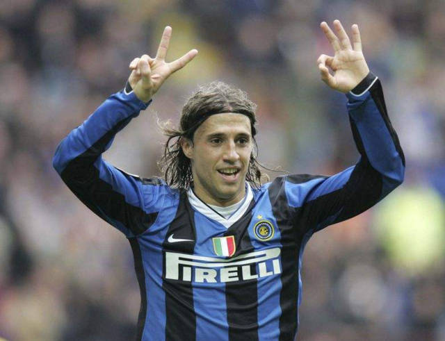 庆祝双十一，苏宁举办传奇足球夜，众球星登场