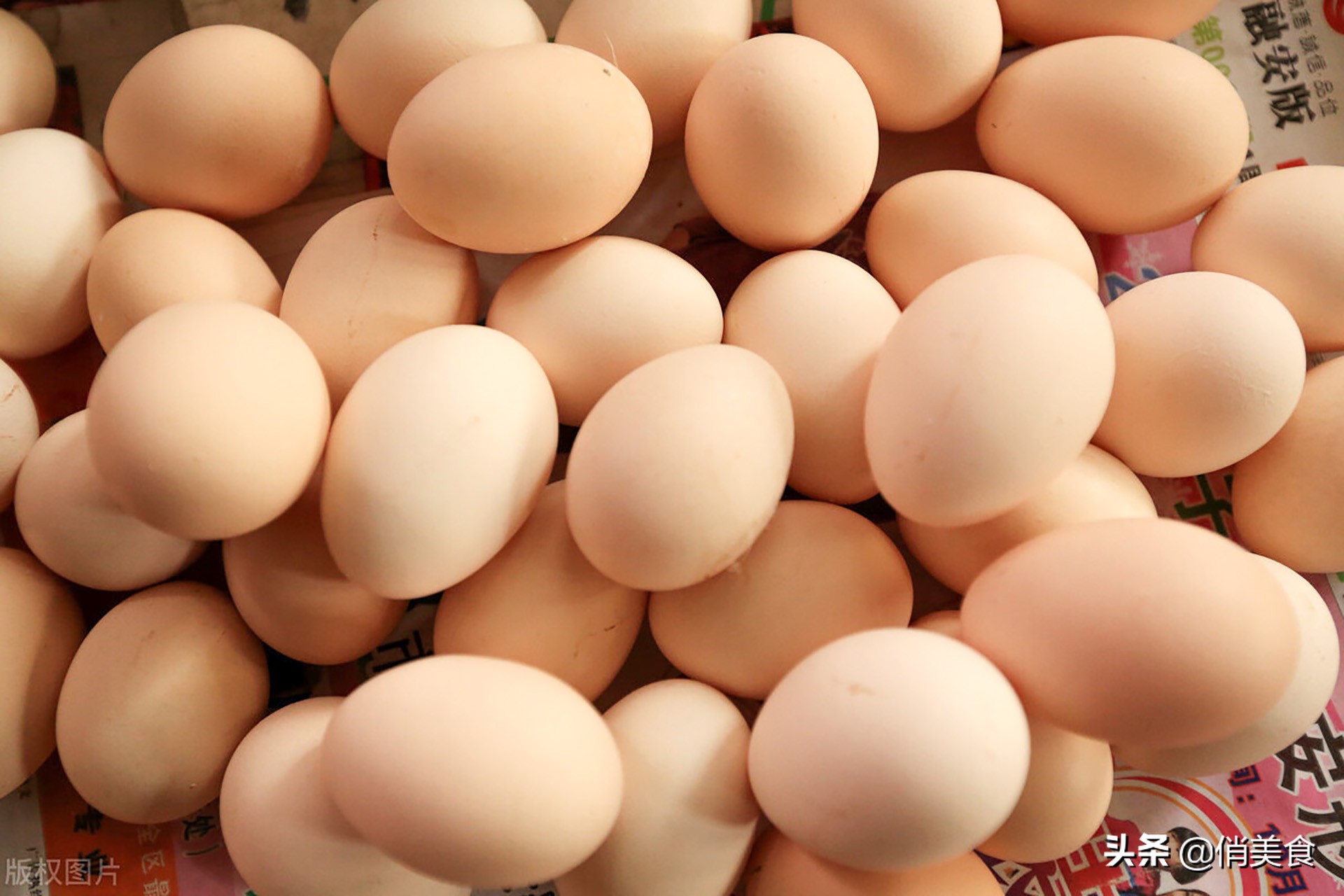 煮鸡蛋蛋黄挨着蛋壳,煮鸡蛋怎么煮不会破裂又好剥