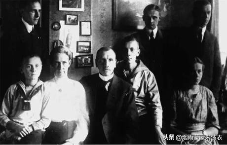 他是一位反纳粹的*党**卫队军官，第一个揭露集中营*杀屠**真相的格斯坦