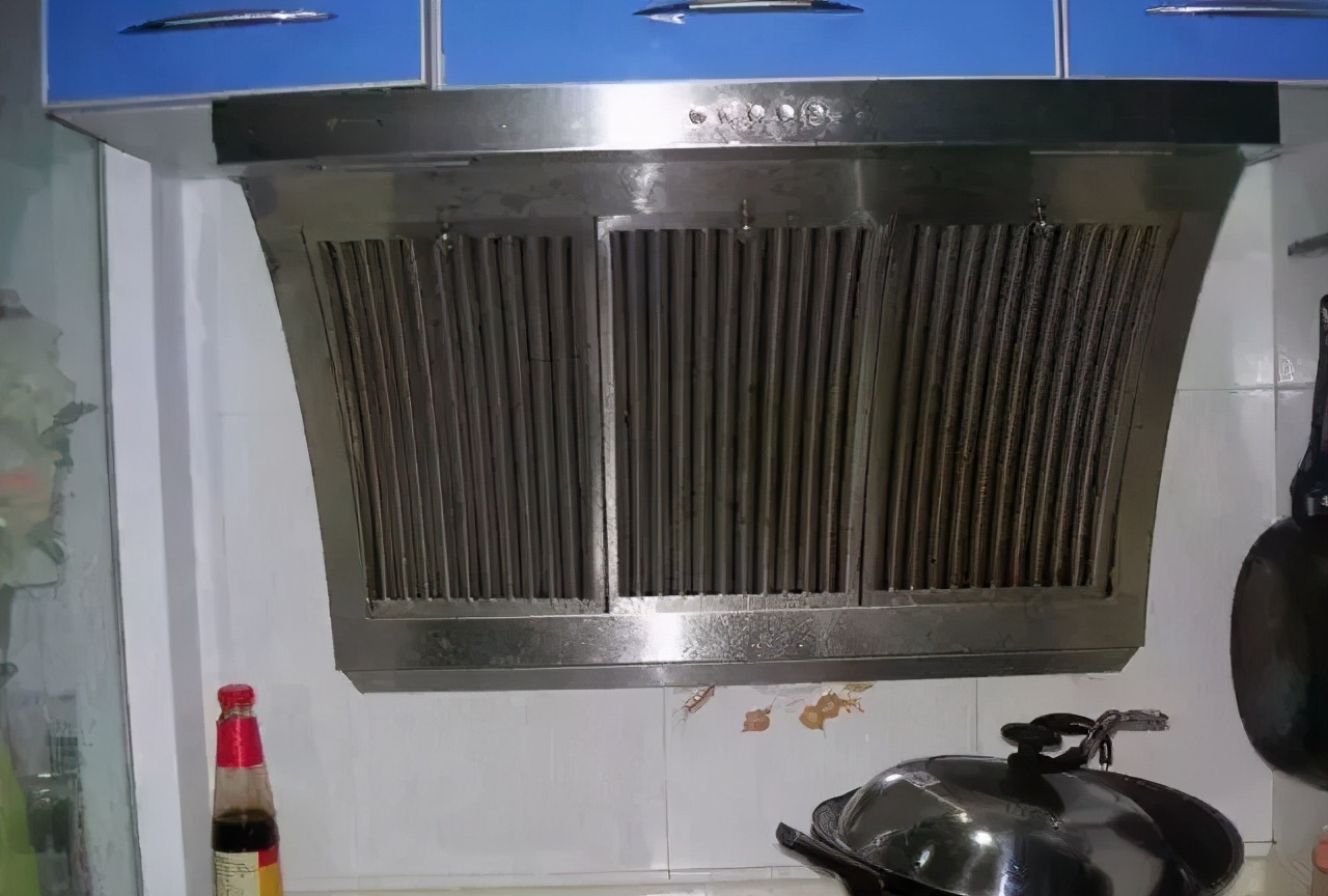 灶台油垢太脏难清洁,灶台油污太重粘一起怎么解决