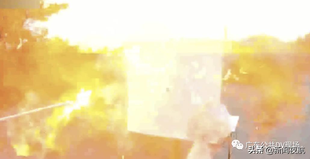 注水气球爆炸瞬间,气球充气爆炸过程