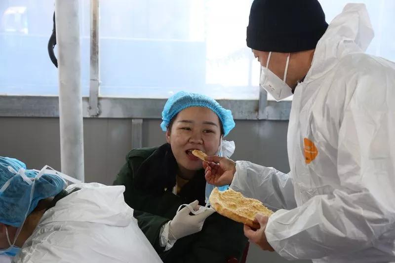 一名军嫂给执勤兵哥哥送东西,新疆库车暖心大叔为民警送馕