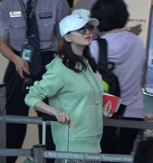 高圆圆产后露肩衫,高圆圆产后复出首封小露香肩