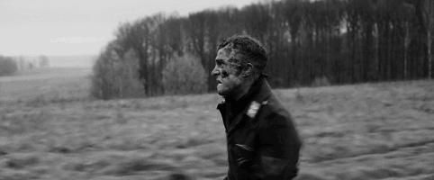 《冒牌上尉》:19岁少年逃兵的刽子手生涯,极权主义下的人性拷问