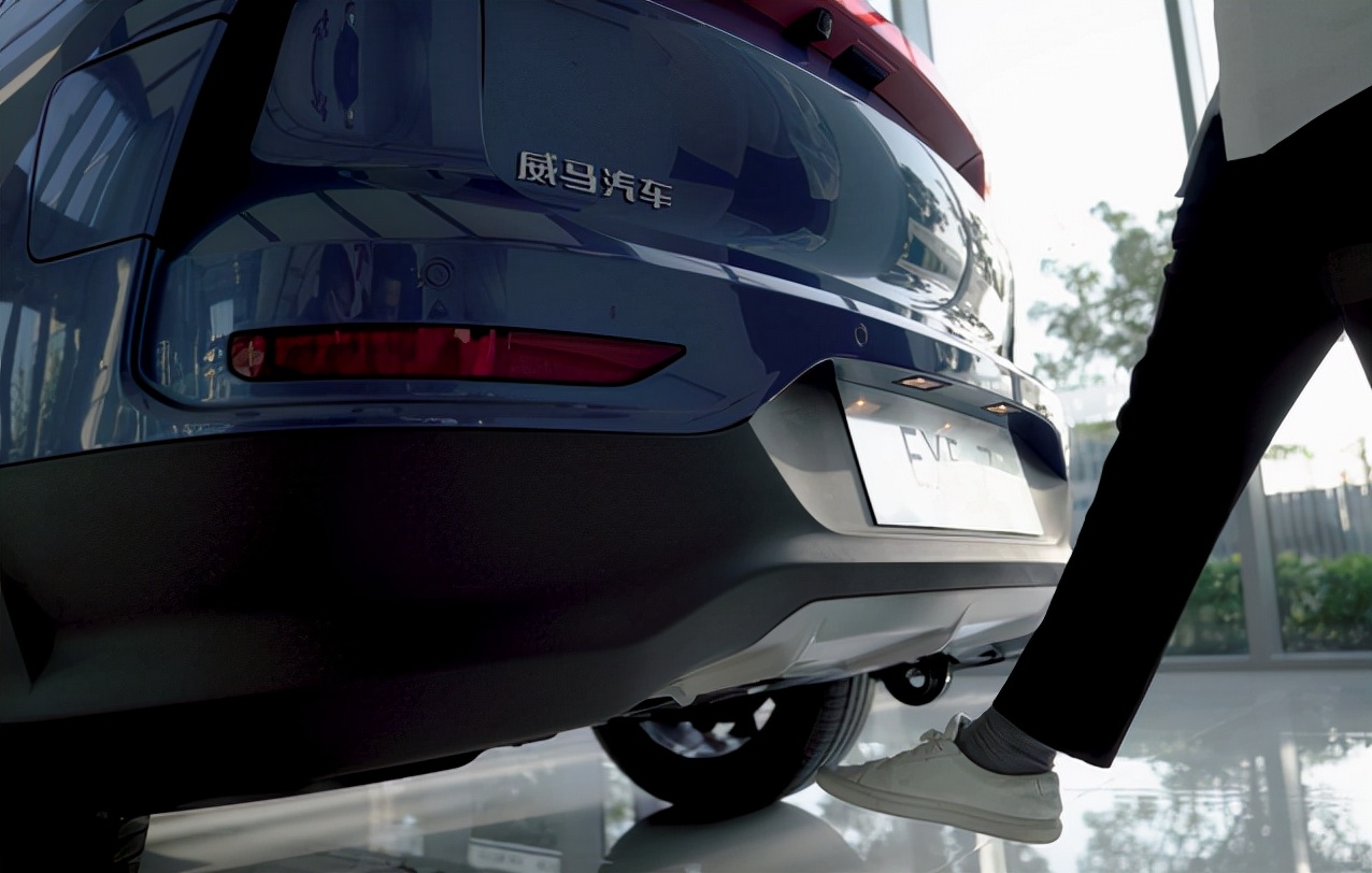 车辆油箱盖子如何打开,油箱盖应急开启技巧