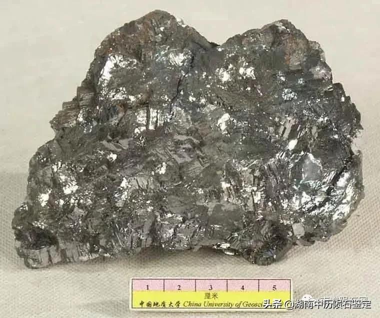 月球陨石与地球矿石的区别,月球陨石和矿石有什么区别