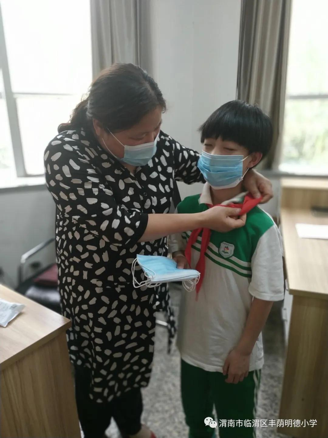 丰荫明德小学优秀教师,黄龙学校丹心育桃李家长送锦旗