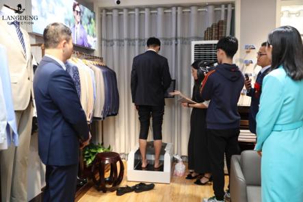 浪登不仅能3D“量体裁衣”还能定制皮鞋！浪登定制潍坊旗舰店开业