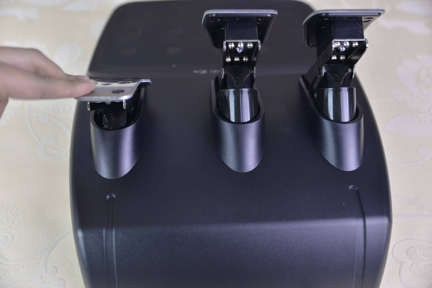 罗技g29方向盘玩极品飞车设置教程,罗技g29力反馈游戏方向盘