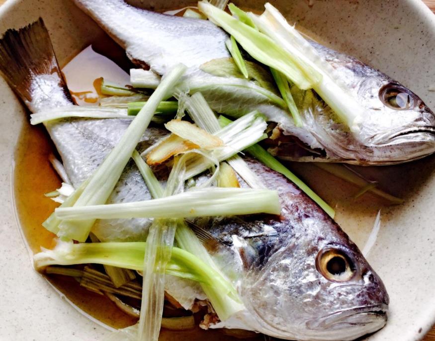 清蒸鱼鲜嫩又不腥的秘诀,清蒸鱼鲜嫩又不腥的秘籍