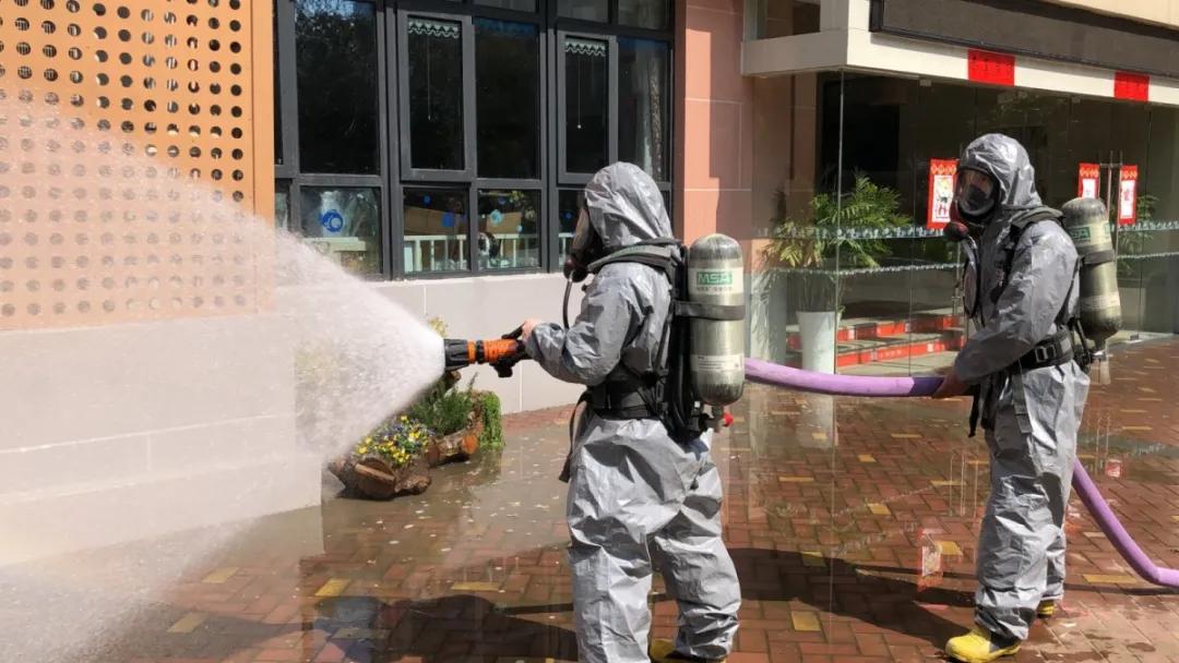 他一直都在诗歌,她一直都在作文600字