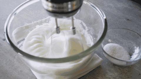 蛋黄蛋白打发视频教程,有蛋黄的蛋白怎么打发